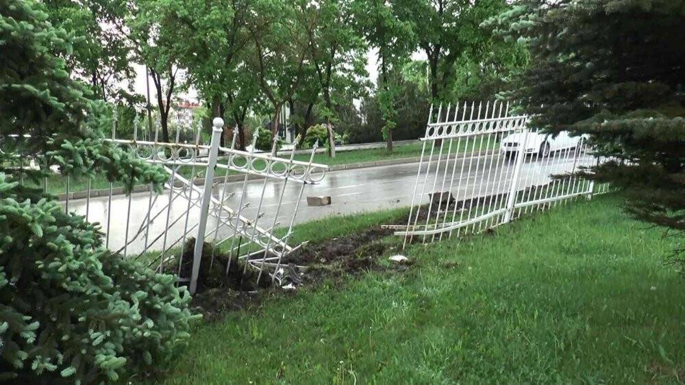 Kayganlaşan yolda direksiyon hakimiyetini kaybeden kamyon refüje çıktı