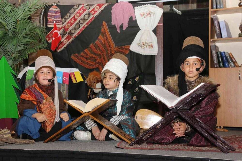 Meram’da minik öğrenciler ‘büyük gönül erleri’ni canlandırdı