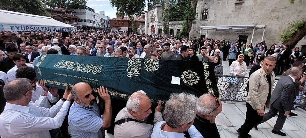 Şair ve Yazar Mevlana İdris Zengin son yolculuğuna uğurlandı