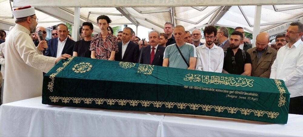 Şair ve Yazar Mevlana İdris Zengin son yolculuğuna uğurlandı