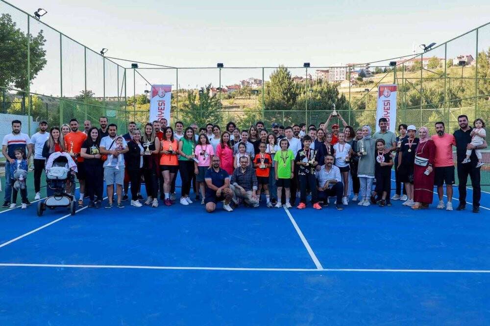 150 sporcunun katıldığı tenis turnuvası sona erdi