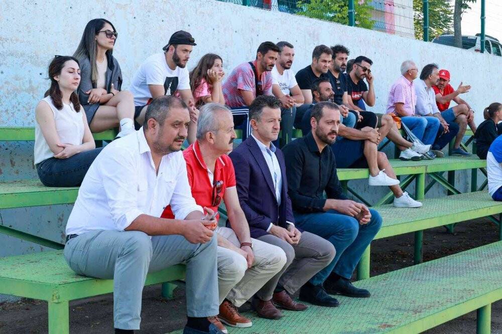 150 sporcunun katıldığı tenis turnuvası sona erdi