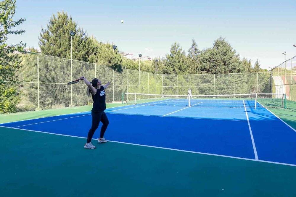 150 sporcunun katıldığı tenis turnuvası sona erdi