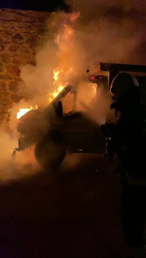 Arı kovanı yüklü kamyonet alev alev yandı