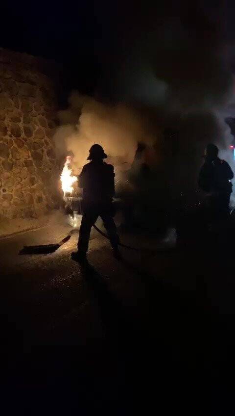 Arı kovanı yüklü kamyonet alev alev yandı