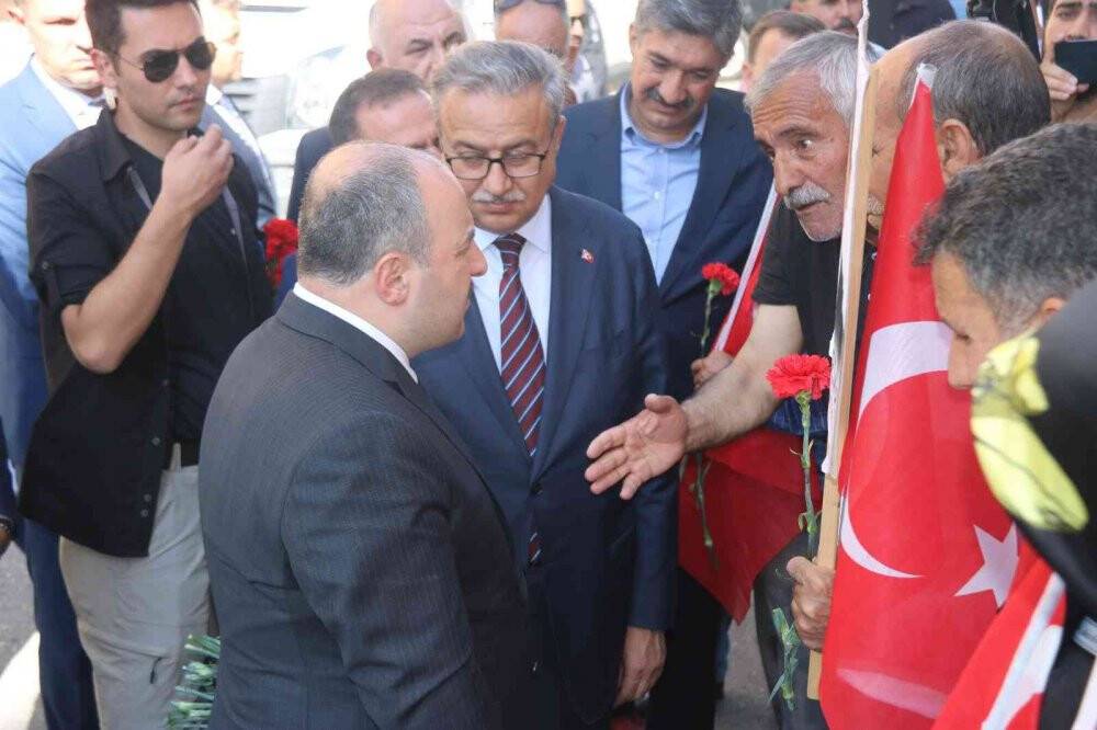 Bakan Varank, bin 11 gündür evlat nöbetindeki ailelerle bir araya geldi