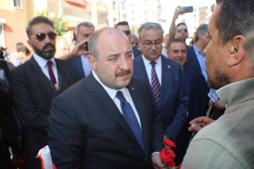 Bakan Varank, bin 11 gündür evlat nöbetindeki ailelerle bir araya geldi