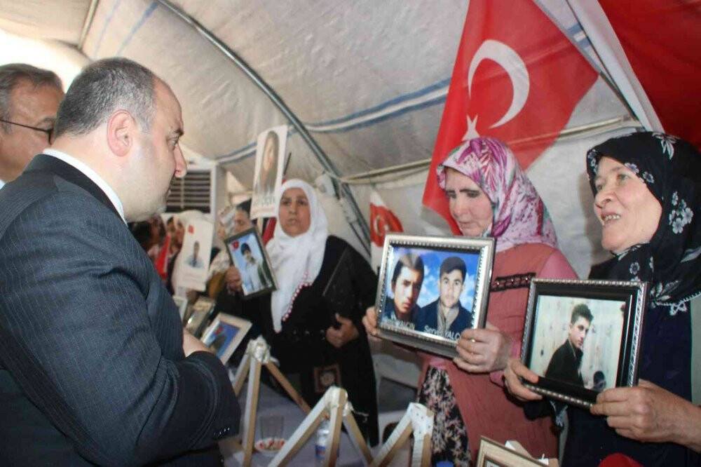 Bakan Varank, bin 11 gündür evlat nöbetindeki ailelerle bir araya geldi