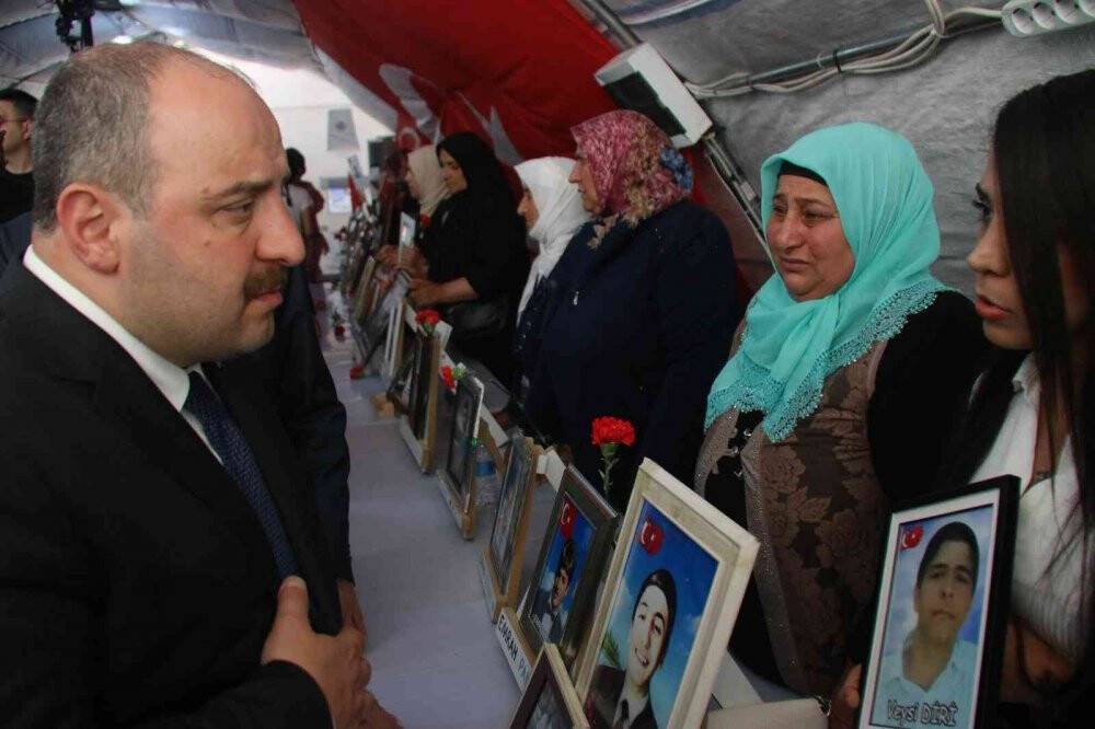 Bakan Varank, bin 11 gündür evlat nöbetindeki ailelerle bir araya geldi