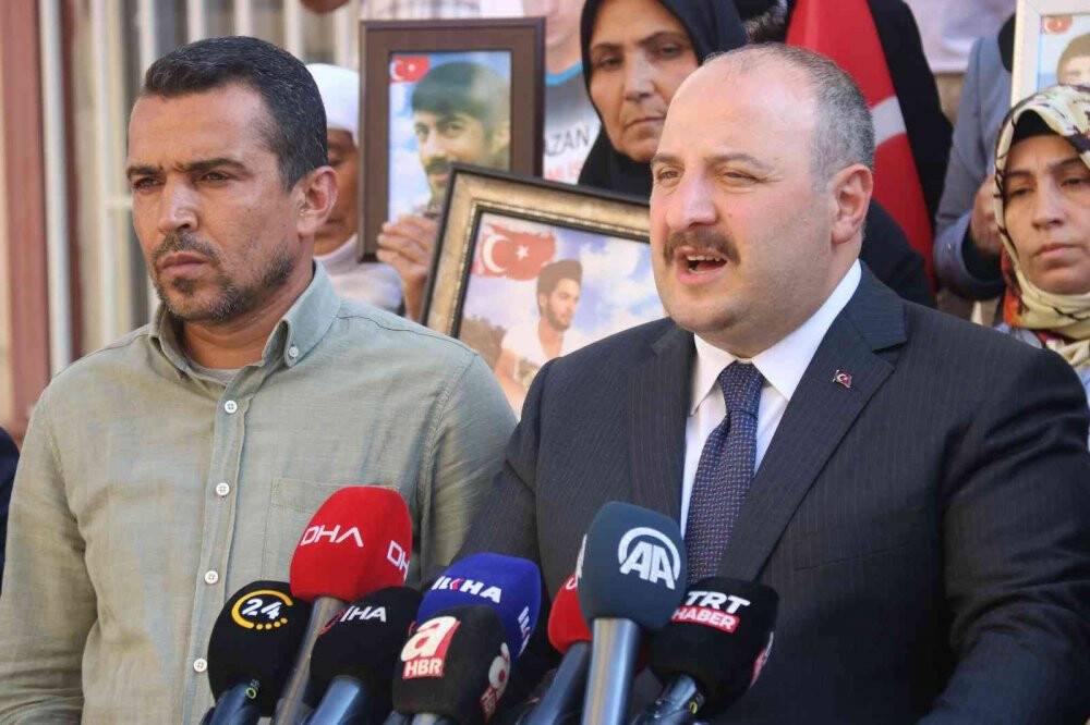 Bakan Varank, bin 11 gündür evlat nöbetindeki ailelerle bir araya geldi