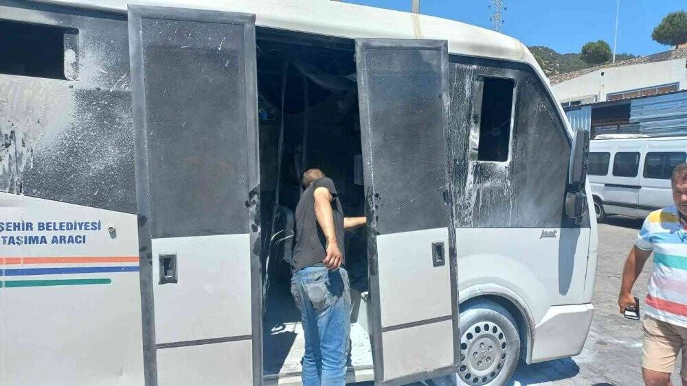 Bakıma getirilen minibüste yangın çıktı