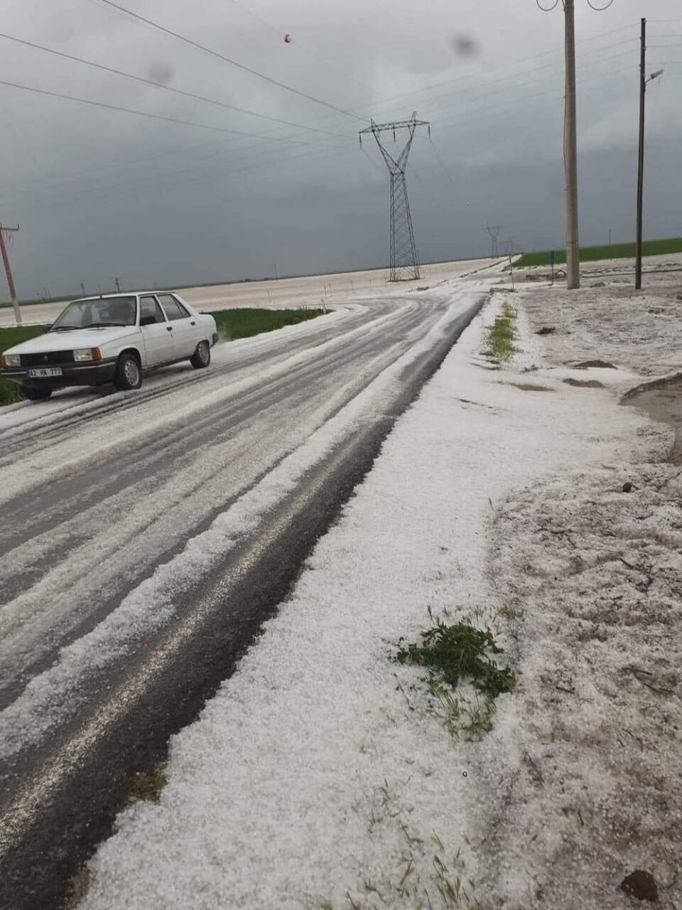 Ceviz büyüklüğündeki dolu ekili arazilere zarar verdi