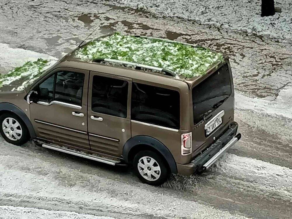 Ceviz büyüklüğündeki dolu ekili arazilere zarar verdi