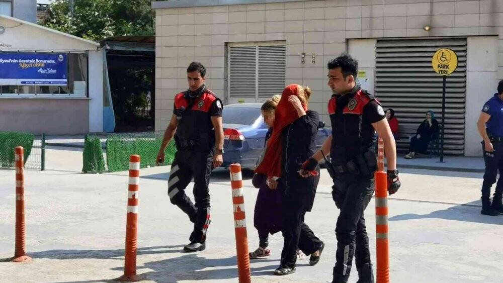 Evden ziynet eşyası çalan 2 kadın yakalandı,  basını gören şüpheli engelli numarası yaptı