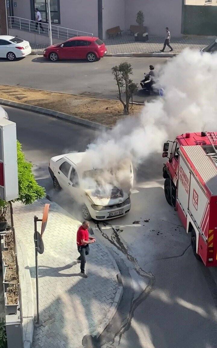 Eyüpsultan’da otomobil alev alev yandı