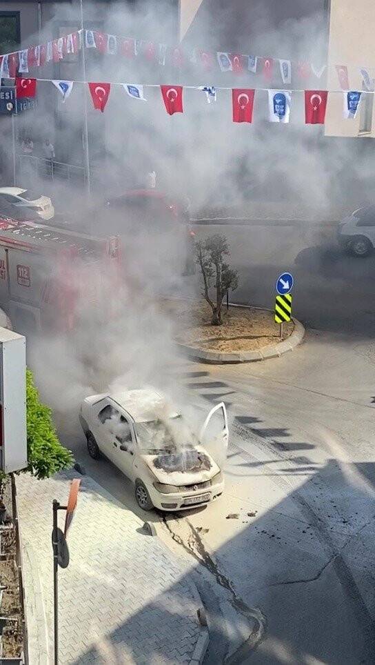 Eyüpsultan’da otomobil alev alev yandı