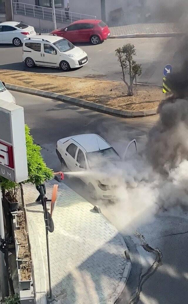 Eyüpsultan’da otomobil alev alev yandı