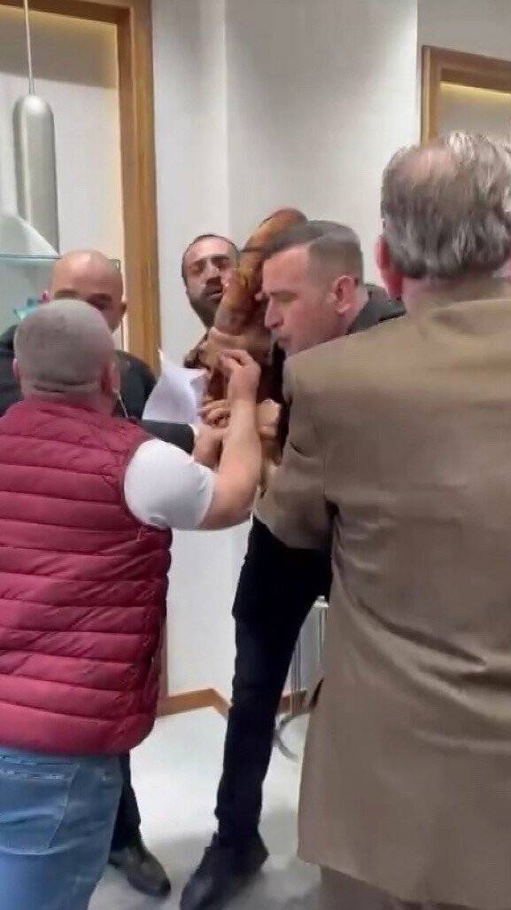 Mücevher vurgununda mağduru yaka paça dışarı çıkardılar