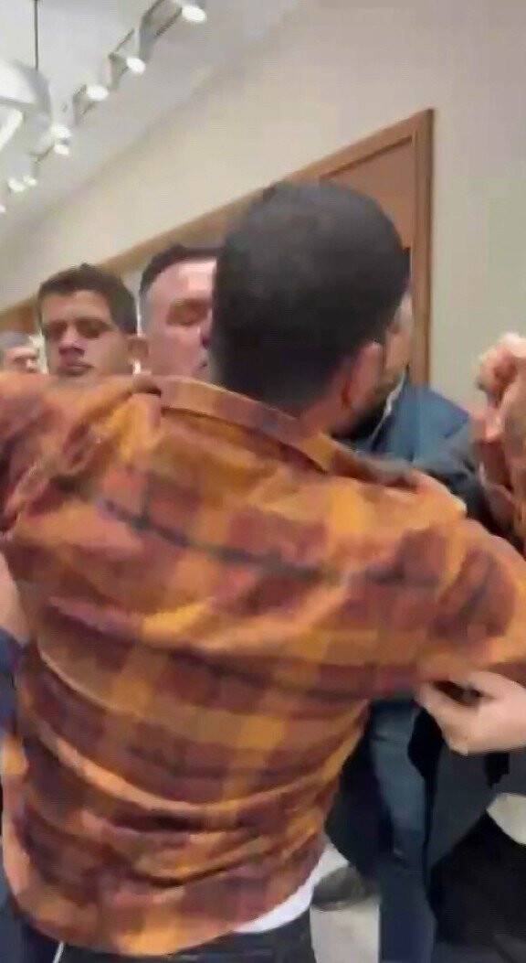 Mücevher vurgununda mağduru yaka paça dışarı çıkardılar