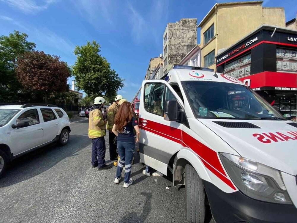 Beyoğlu’nda  5 katlı hotelin çatısı alev alev yandı