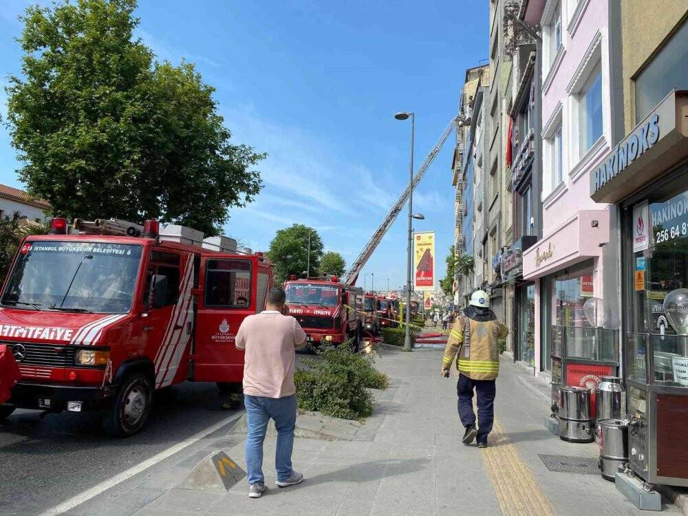 Beyoğlu’nda  5 katlı hotelin çatısı alev alev yandı