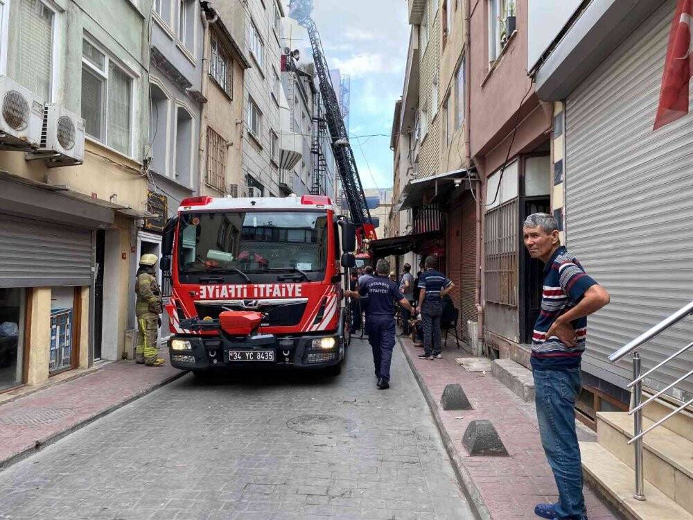 Beyoğlu’nda  5 katlı hotelin çatısı alev alev yandı