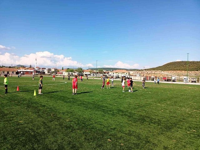 Emet Belediyesinin yaz futbol okulu başladı