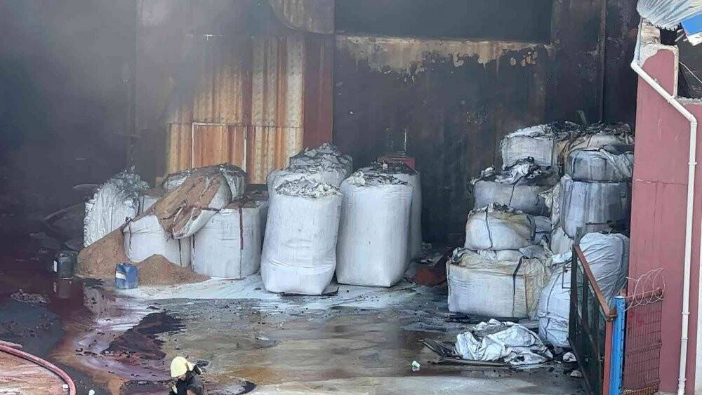 Hatay’da antrepoda çıkan yangın kısmen kontrol altına alındı