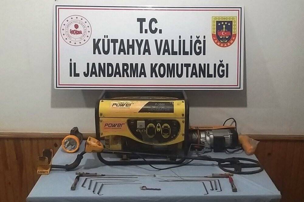 Jandarmadan izinsiz kazı operasyonu, 2 şüpheli tutuklandı