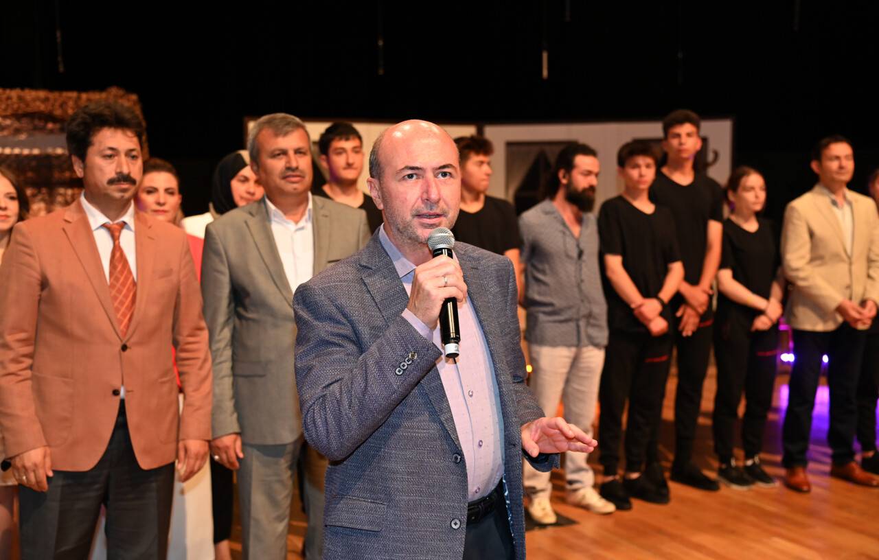 liseler-arasi-tiyatro-yarismasi-10.jpg