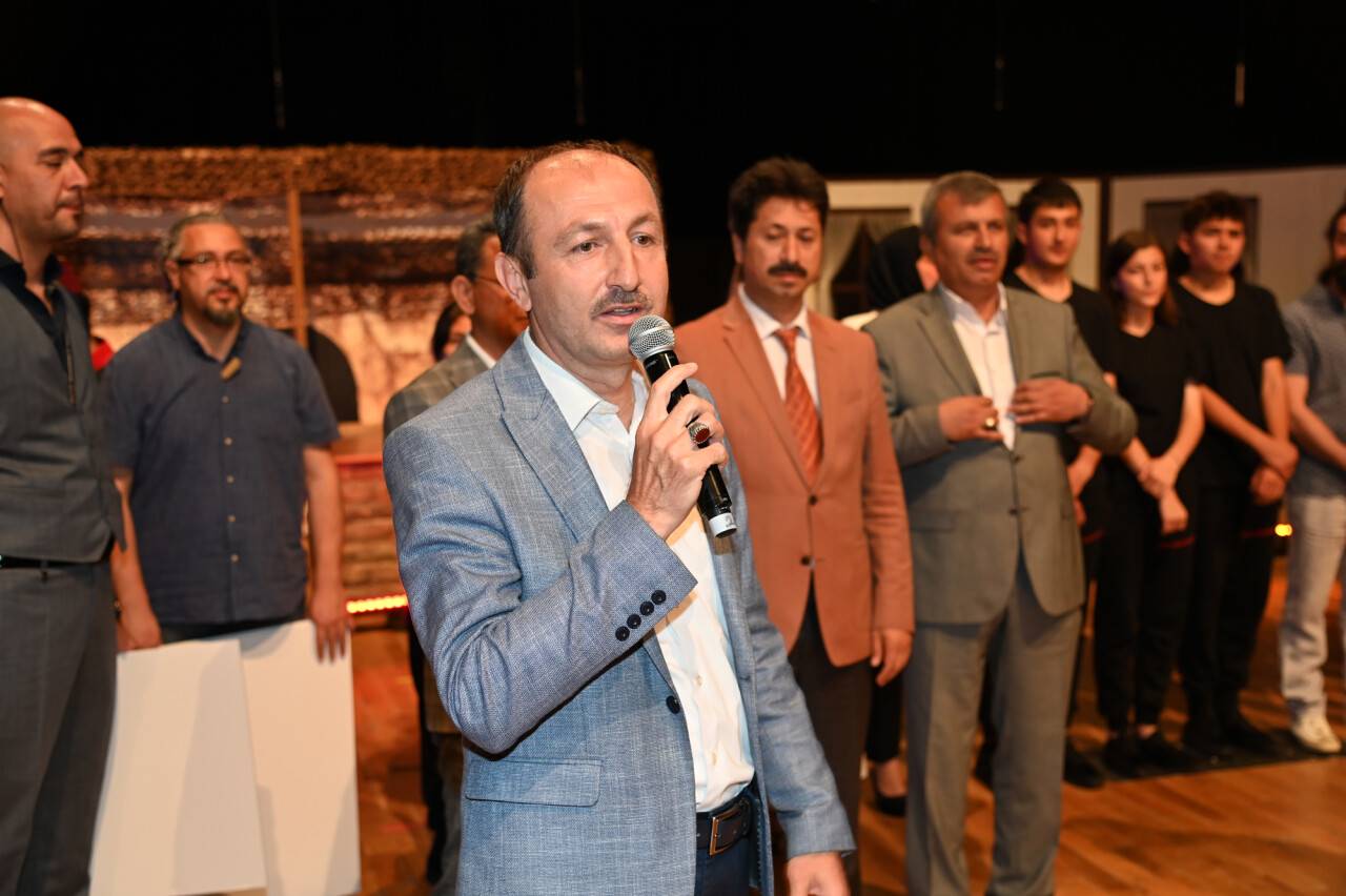 liseler-arasi-tiyatro-yarismasi-11.jpg