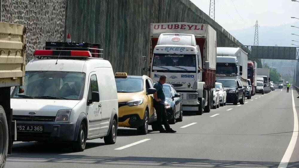 Tır, tünelde arıza yapan otomobile çarptı