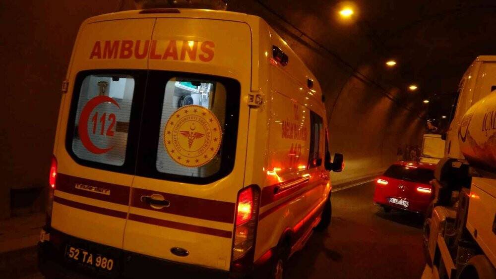 Tır, tünelde arıza yapan otomobile çarptı