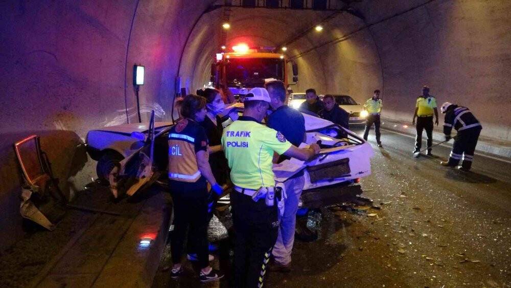 Tır, tünelde arıza yapan otomobile çarptı