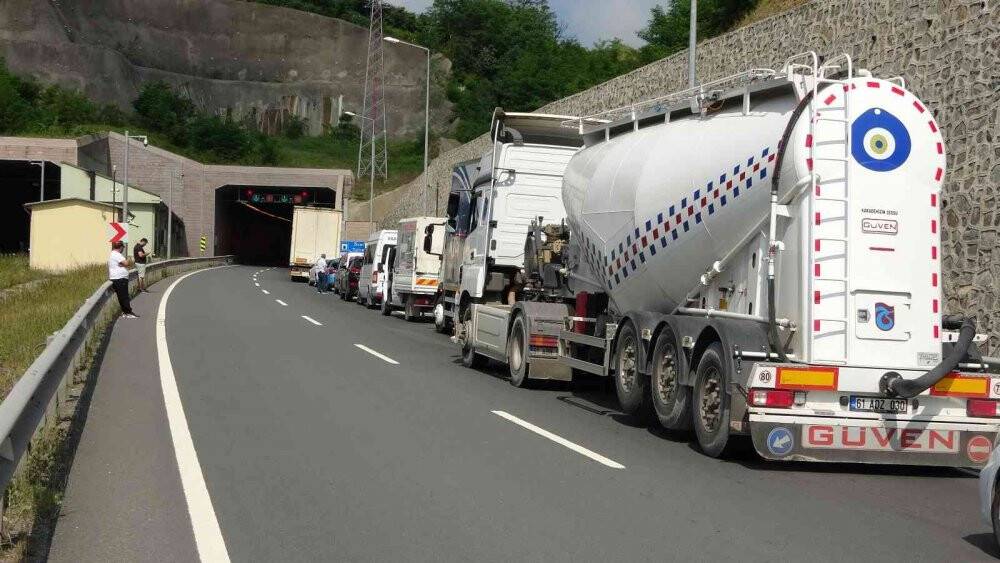 Tır, tünelde arıza yapan otomobile çarptı