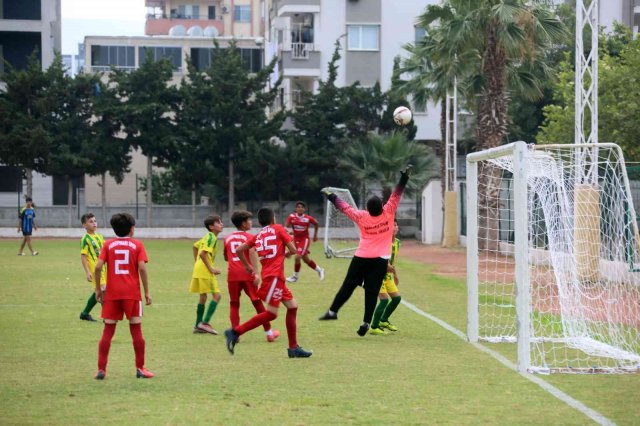 Çocuklar futbol şenliğinde buluştu