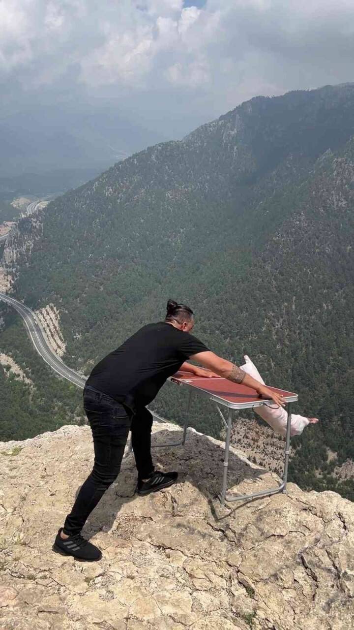 Çekim için götürdüğü kuzuyu bin 650 metreden düşürdü