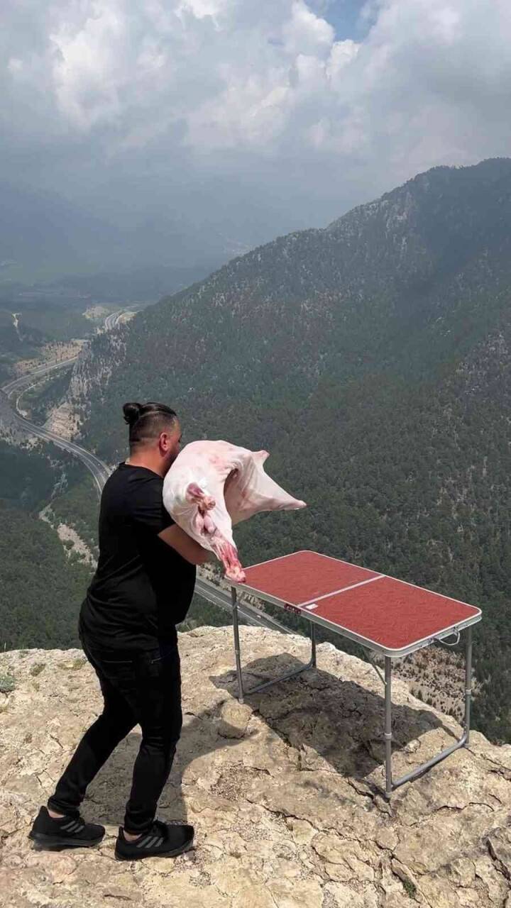 Çekim için götürdüğü kuzuyu bin 650 metreden düşürdü