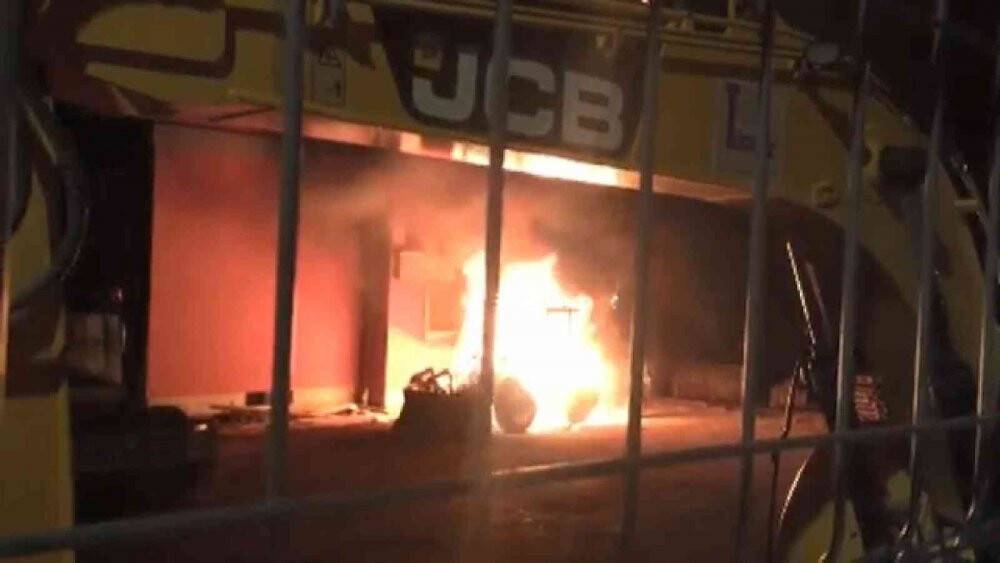 Gecenin karanlığını şimşekler aydınlattı