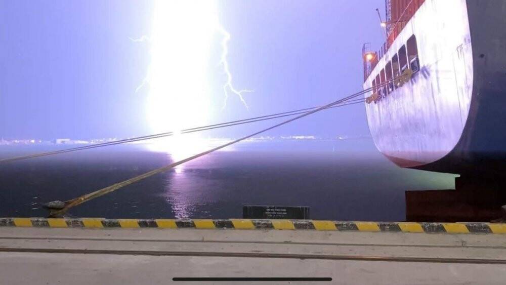 Gecenin karanlığını şimşekler aydınlattı