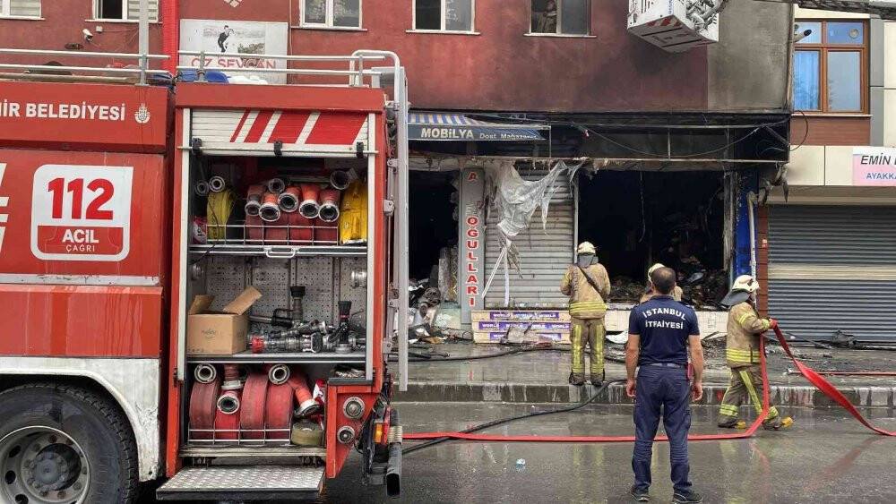 İstanbul'da yanan dükkan küle döndü
