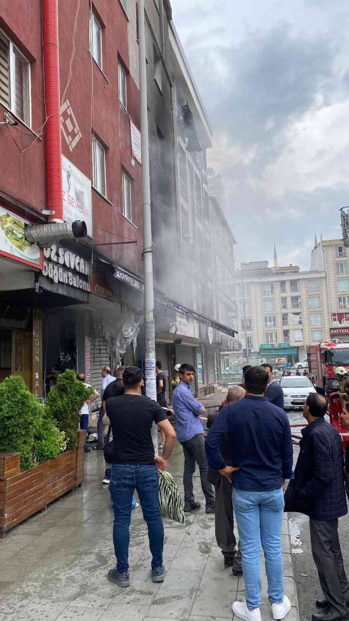 İstanbul'da yanan dükkan küle döndü