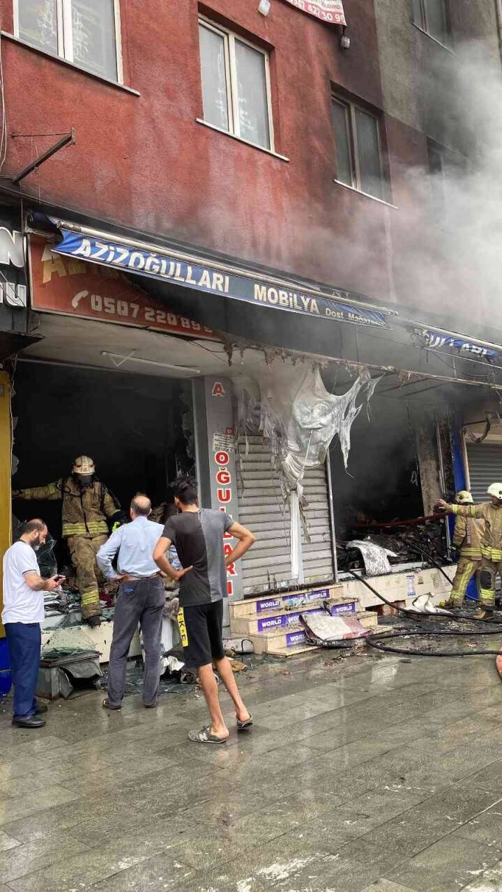 İstanbul'da yanan dükkan küle döndü