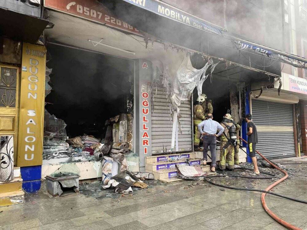 İstanbul'da yanan dükkan küle döndü