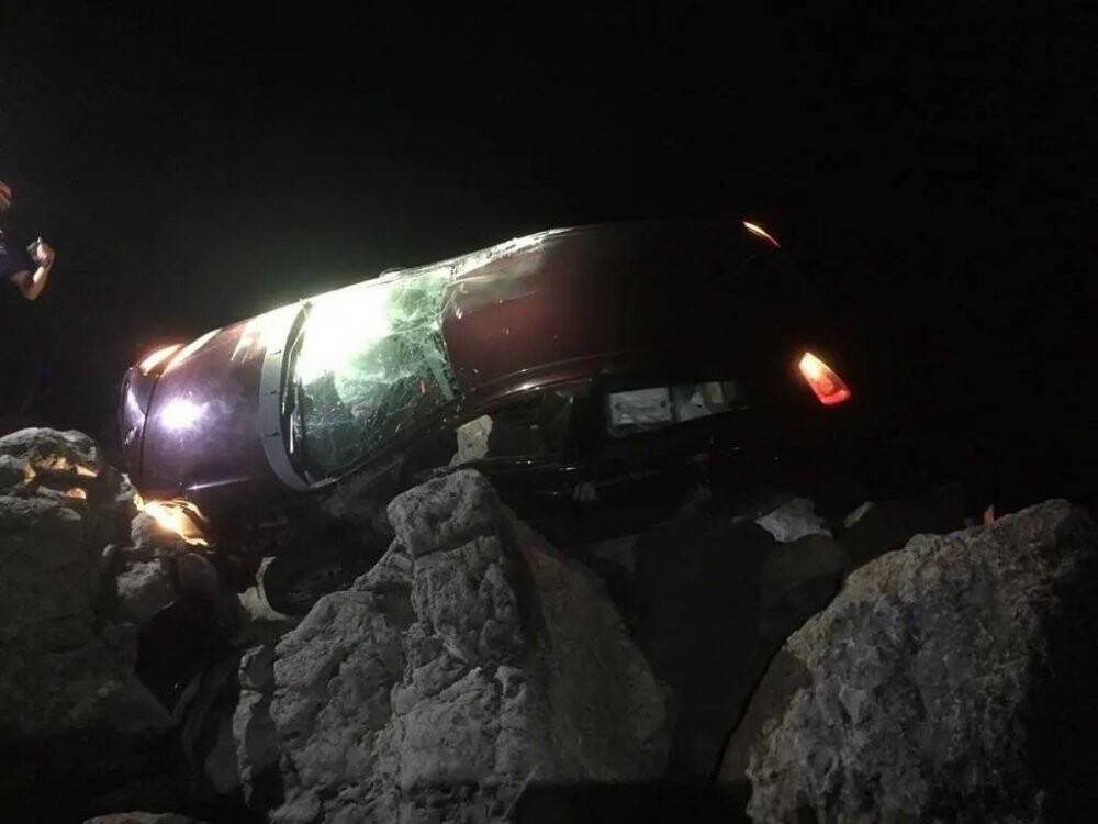 Kontrolden çıkan otomobil sahile uçtu