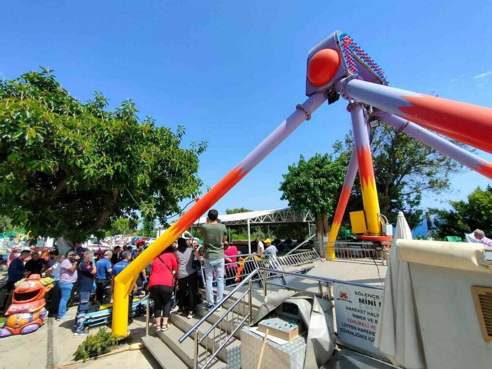 Lunaparkta salıncak platformdan çıktı, 3 çocuk yaralandı