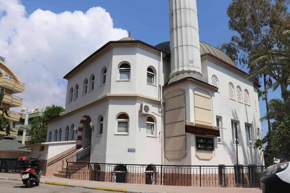 Namaz kılma bahanesi ile girdiği camiden bilgisayar çaldı