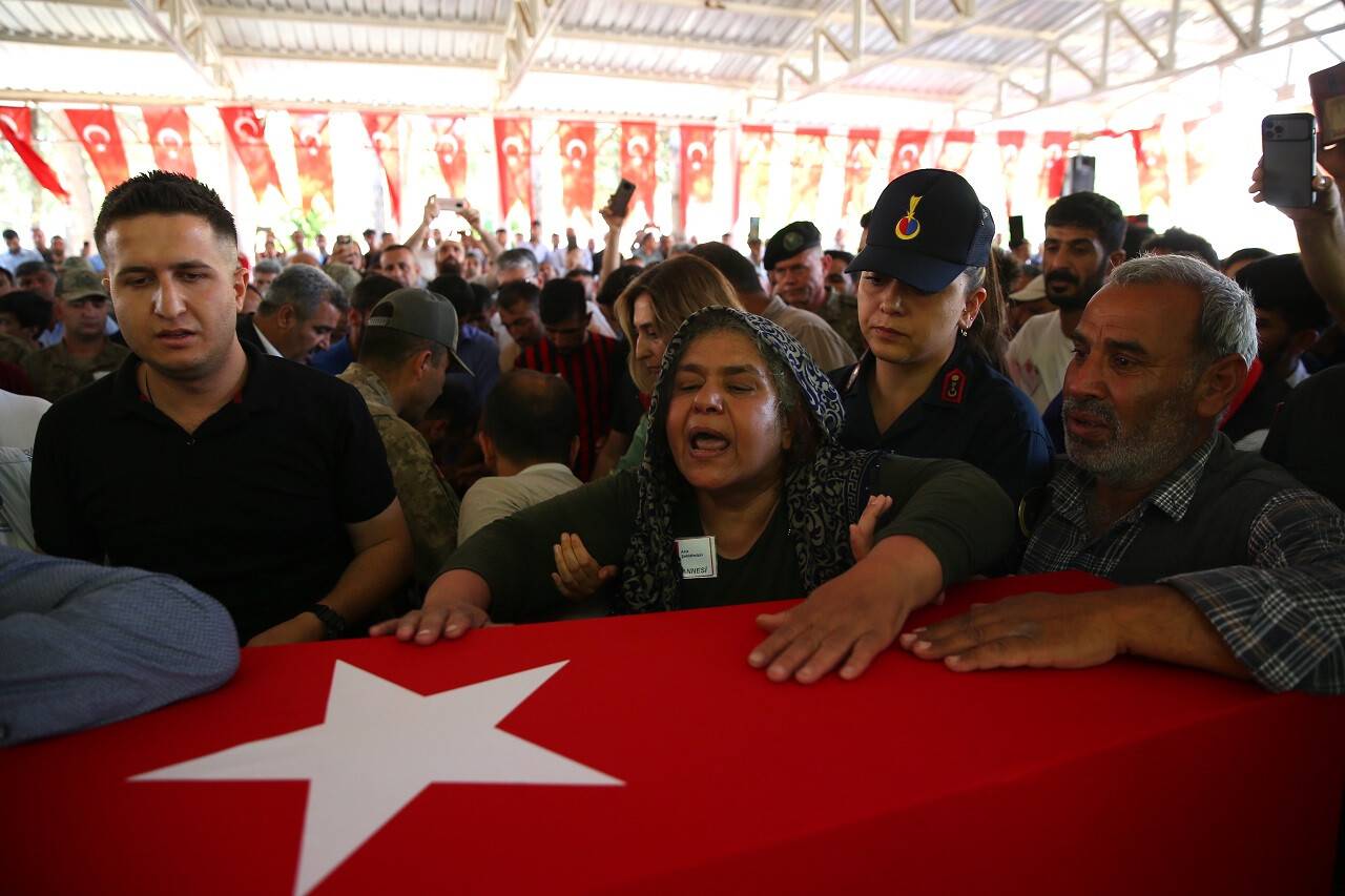 aa-20220612-28142733-28142720-sehit-piyade-uzman-onbasi-mehmet-ali-cap-memleketi-gaziantepte-son-yolculuguna-ugurlandi.jpg