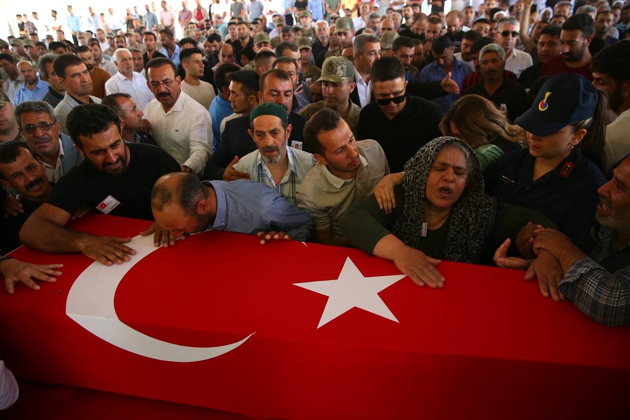 aa-20220612-28142733-28142721-sehit-piyade-uzman-onbasi-mehmet-ali-cap-memleketi-gaziantepte-son-yolculuguna-ugurlandi.jpg