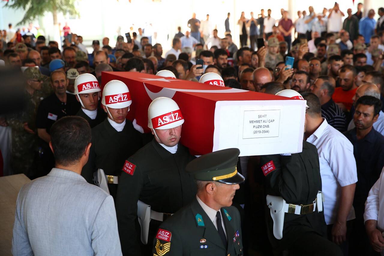 aa-20220612-28142733-28142731-sehit-piyade-uzman-onbasi-mehmet-ali-cap-memleketi-gaziantepte-son-yolculuguna-ugurlandi.jpg